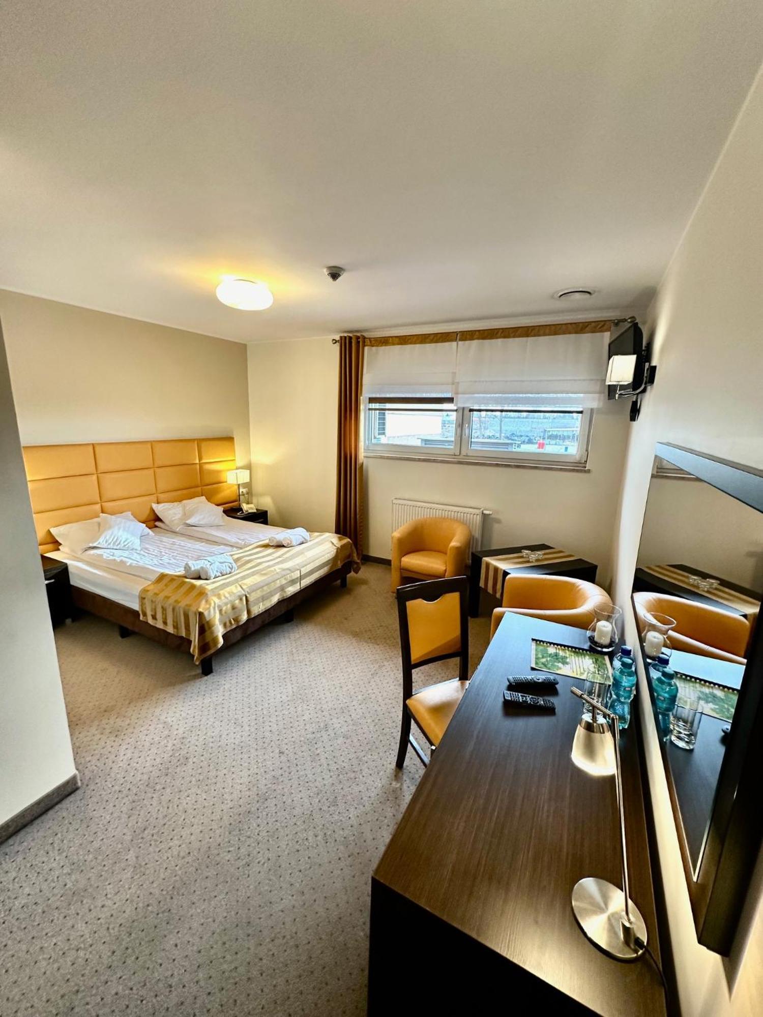 Hotel Pod Debami Ostrow Wielkopolski Exterior photo